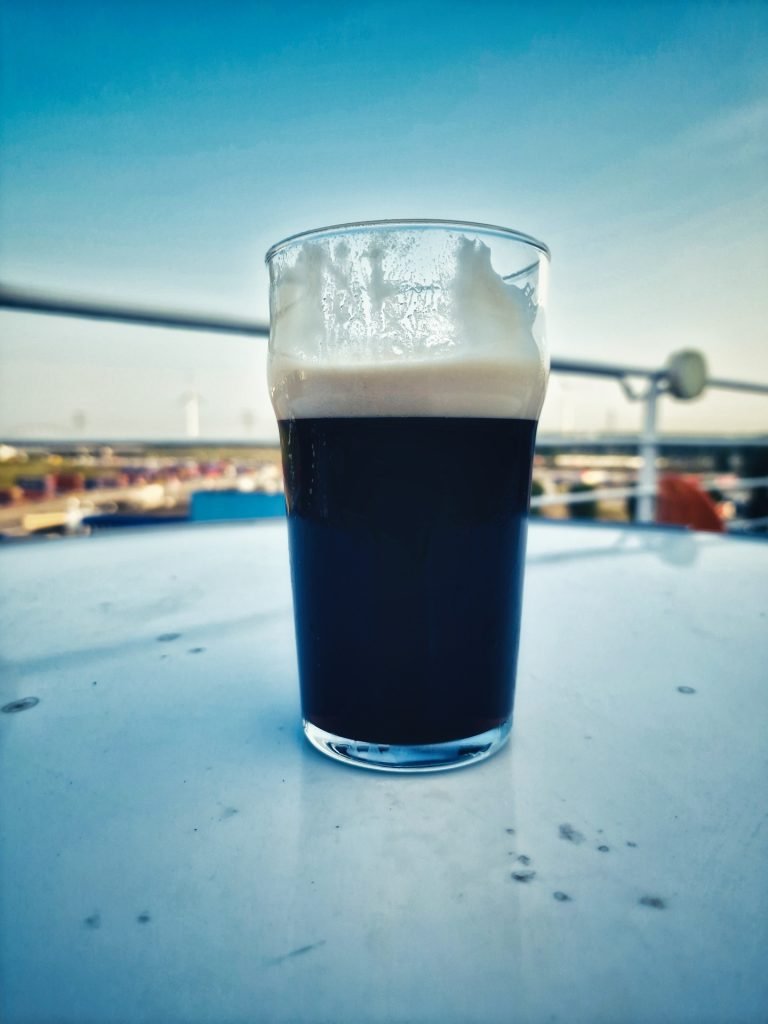 Ein Pint von dem schwarzen Zeug auf der Fähre