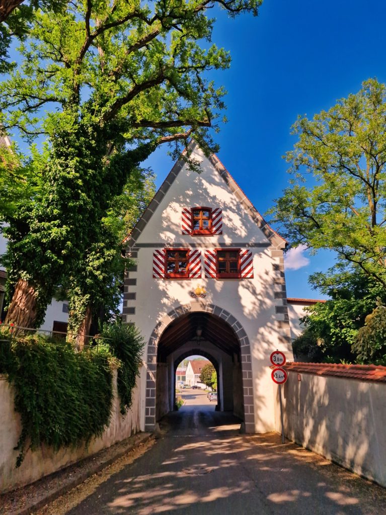 Motorrad-Glamping-Roadtrip - schöner Ort entlang der Straße