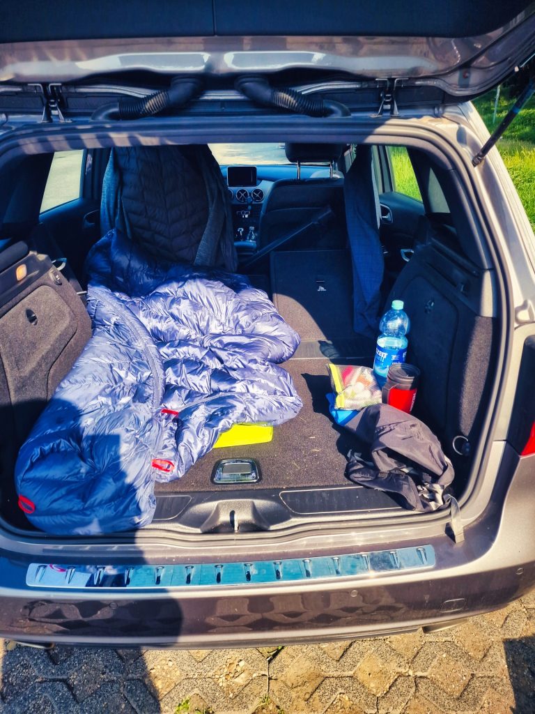 Motorradfahrer Glamping Road Trip - Schlafen im Auto